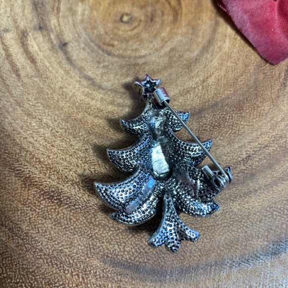 Christmas Tree Pin, NWOT, Beautiful Rhinestones & Crystals Covering aSilver Base - Picture 5 of 7